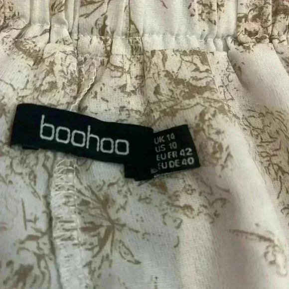 BOOHOO PORCELAIN PRINT DOUBLE FRILL SHORTS - Picture 5 of 5